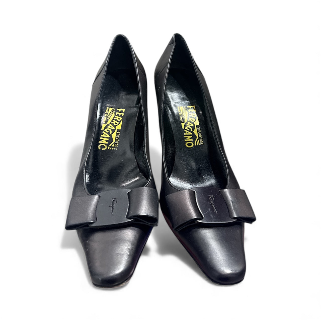 Salvatore Ferragamo Pointed Leather Bow Pumps size 7- Pre owned